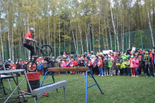 Показательные выступление на спортивном детском празднике